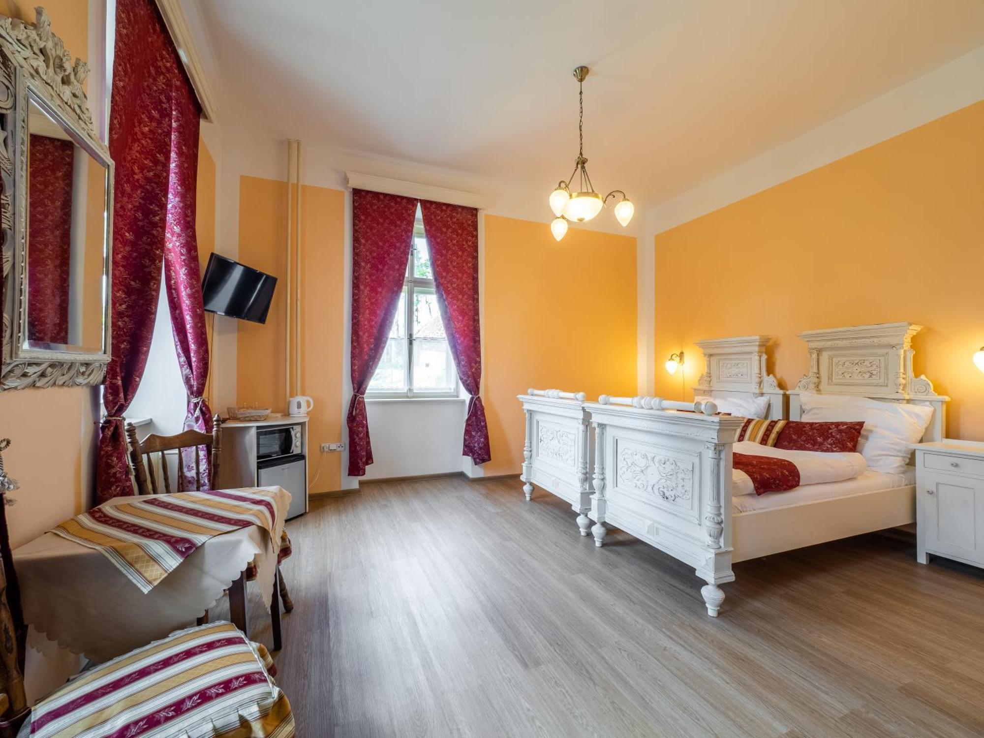 Zamecek Waldsteinovo Zatisi Hotel Svatoslav ภายนอก รูปภาพ