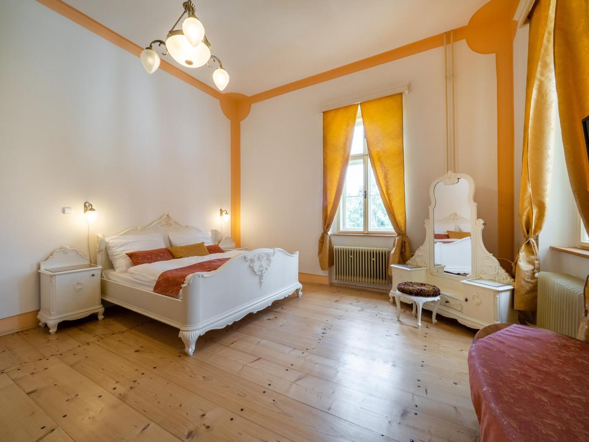Zamecek Waldsteinovo Zatisi Hotel Svatoslav ภายนอก รูปภาพ