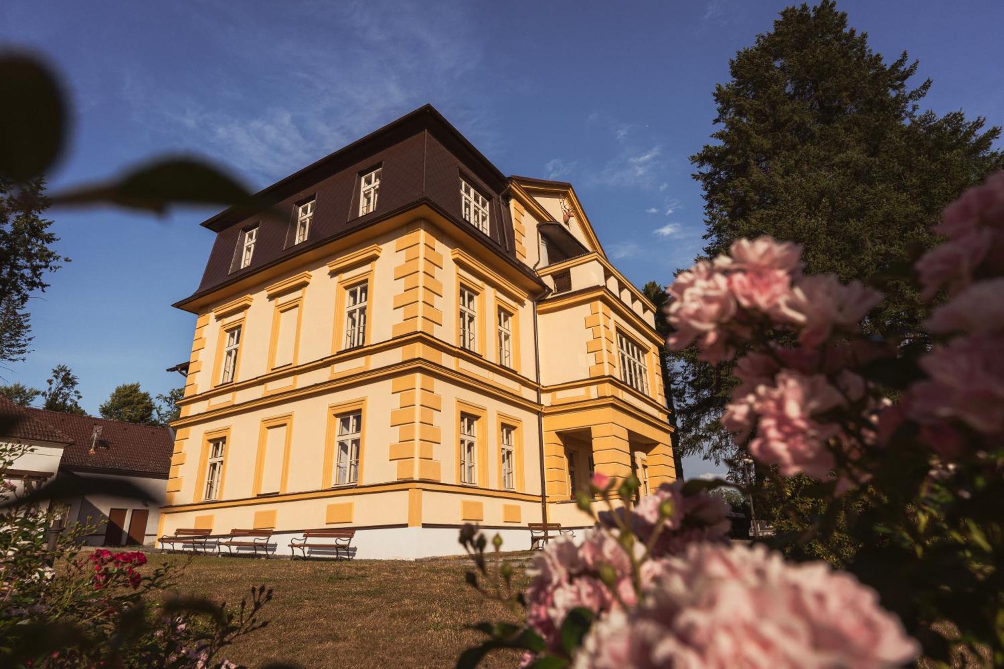 Zamecek Waldsteinovo Zatisi Hotel Svatoslav ภายนอก รูปภาพ