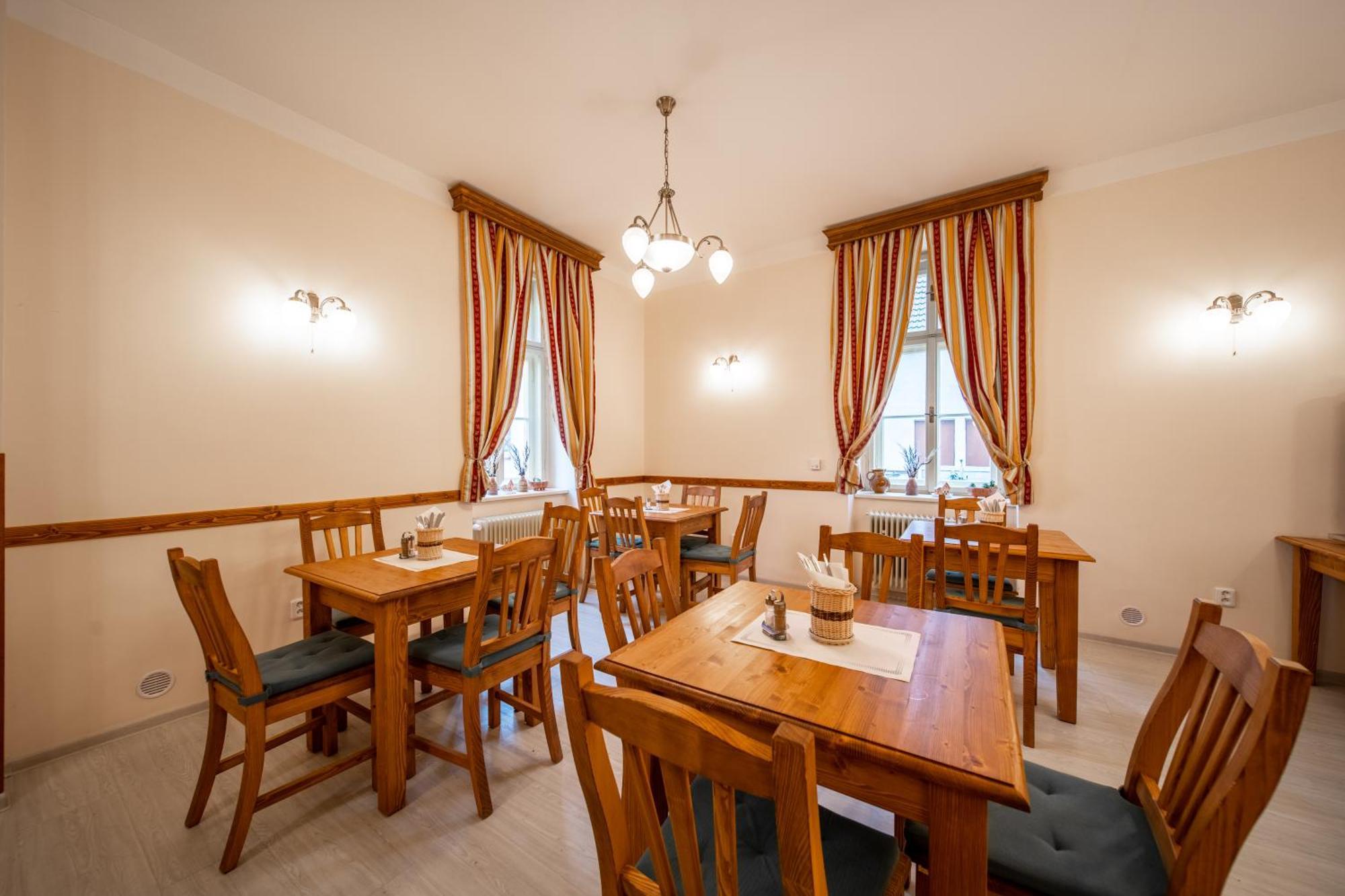 Zamecek Waldsteinovo Zatisi Hotel Svatoslav ภายนอก รูปภาพ